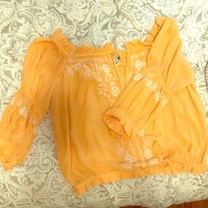 NICE YELLOW OFF THE SHOULDER TOP! Love this top i